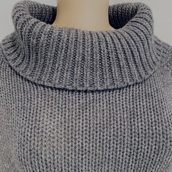 📌 SOLD 📌 GUCCI CAMEL HAIR KNIT WITH TURTLENECK  PONCHO / CAPE. - Picture 4 of 11